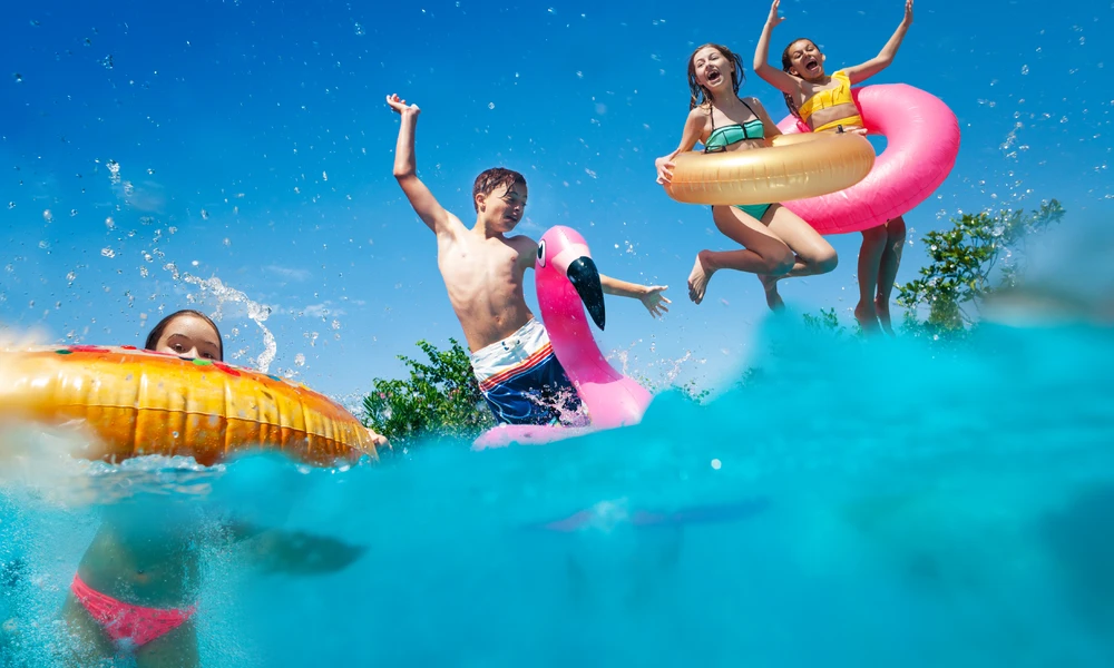 Bild mit Kindern, die im Pool toben