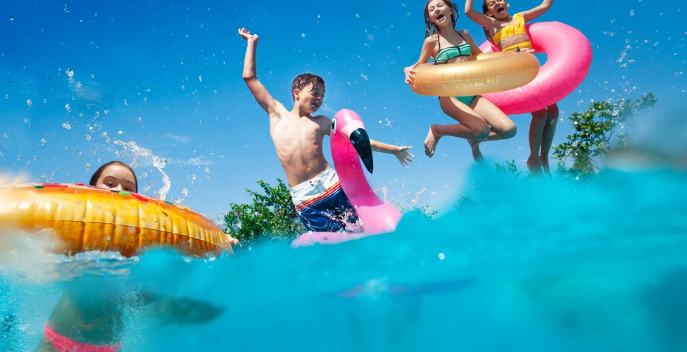 Bild mit Kindern, die im Pool toben