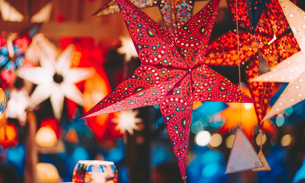 Beleuchtete Weihnachtssterne auf einem Weihnachtsmarkt