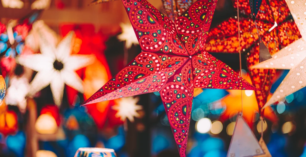 Beleuchtete Weihnachtssterne auf einem Weihnachtsmarkt